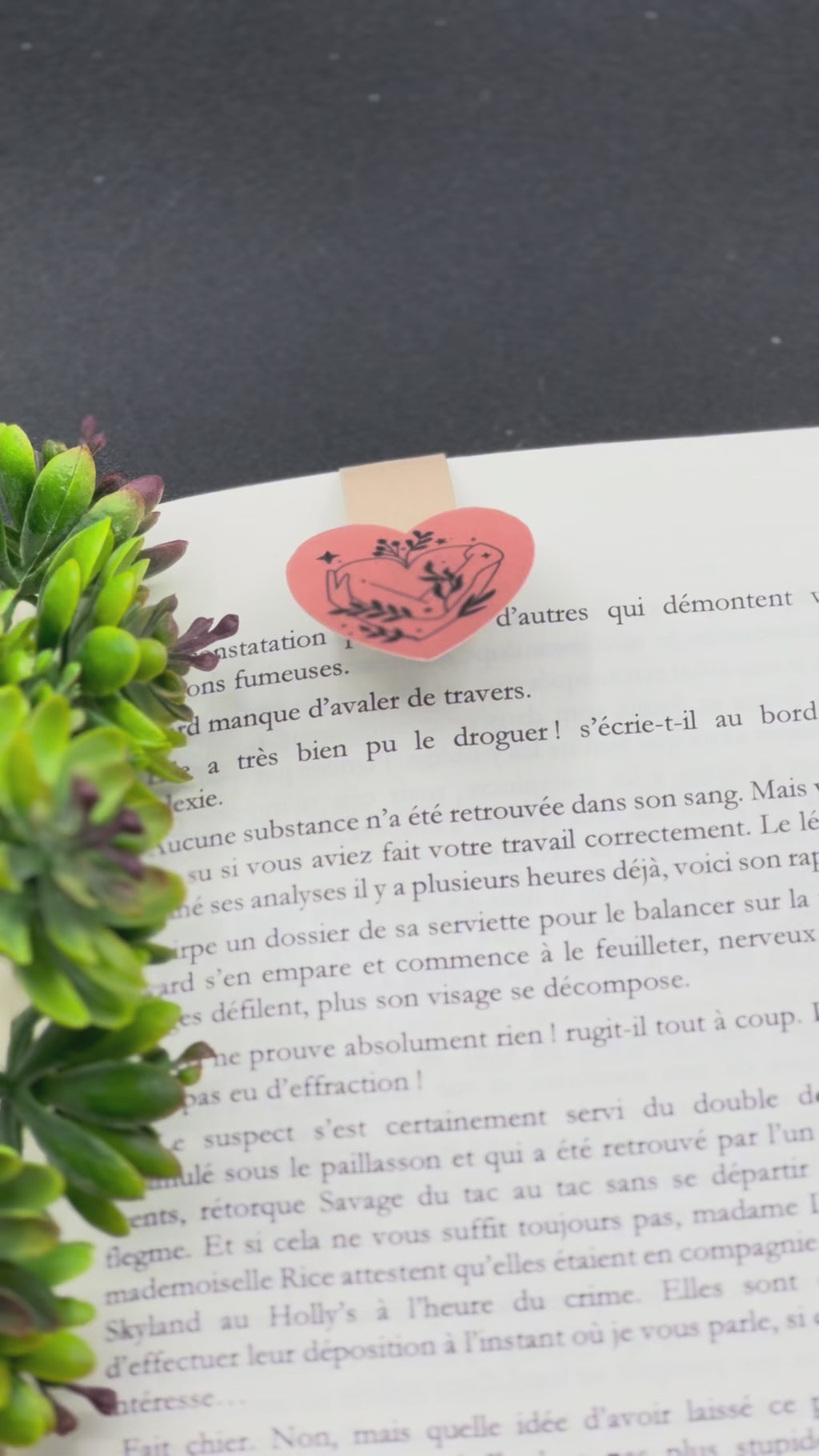 Marque-page magnétique Love Poison posé sur un livre — cadeau Saint-Valentin original