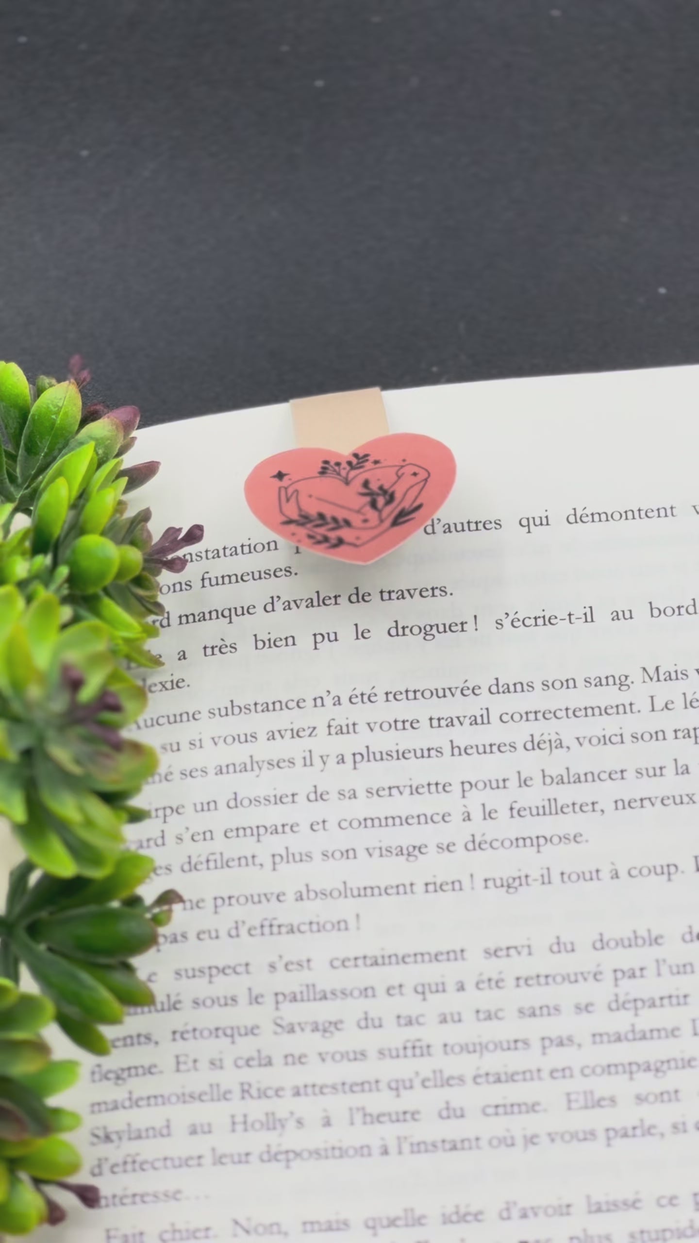 Marque-page magnétique Love Poison posé sur un livre — cadeau Saint-Valentin original